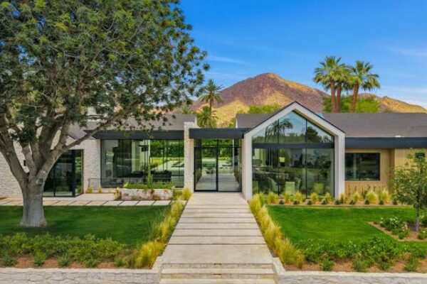 How To Compare Luxury Neighborhoods Across The Phoenix Metro In 2026